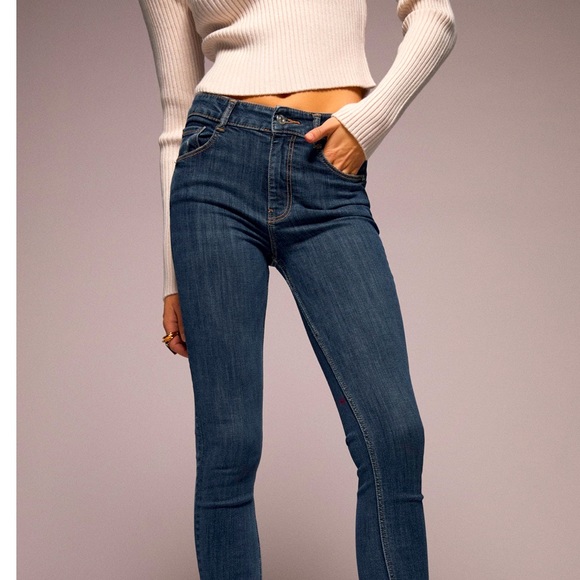 Zara NWT Mid-Rise Sculpt Jeans